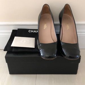 Classic black patent leather Chanel pump sz 40